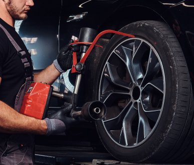 Mechanic Wheel Alignment