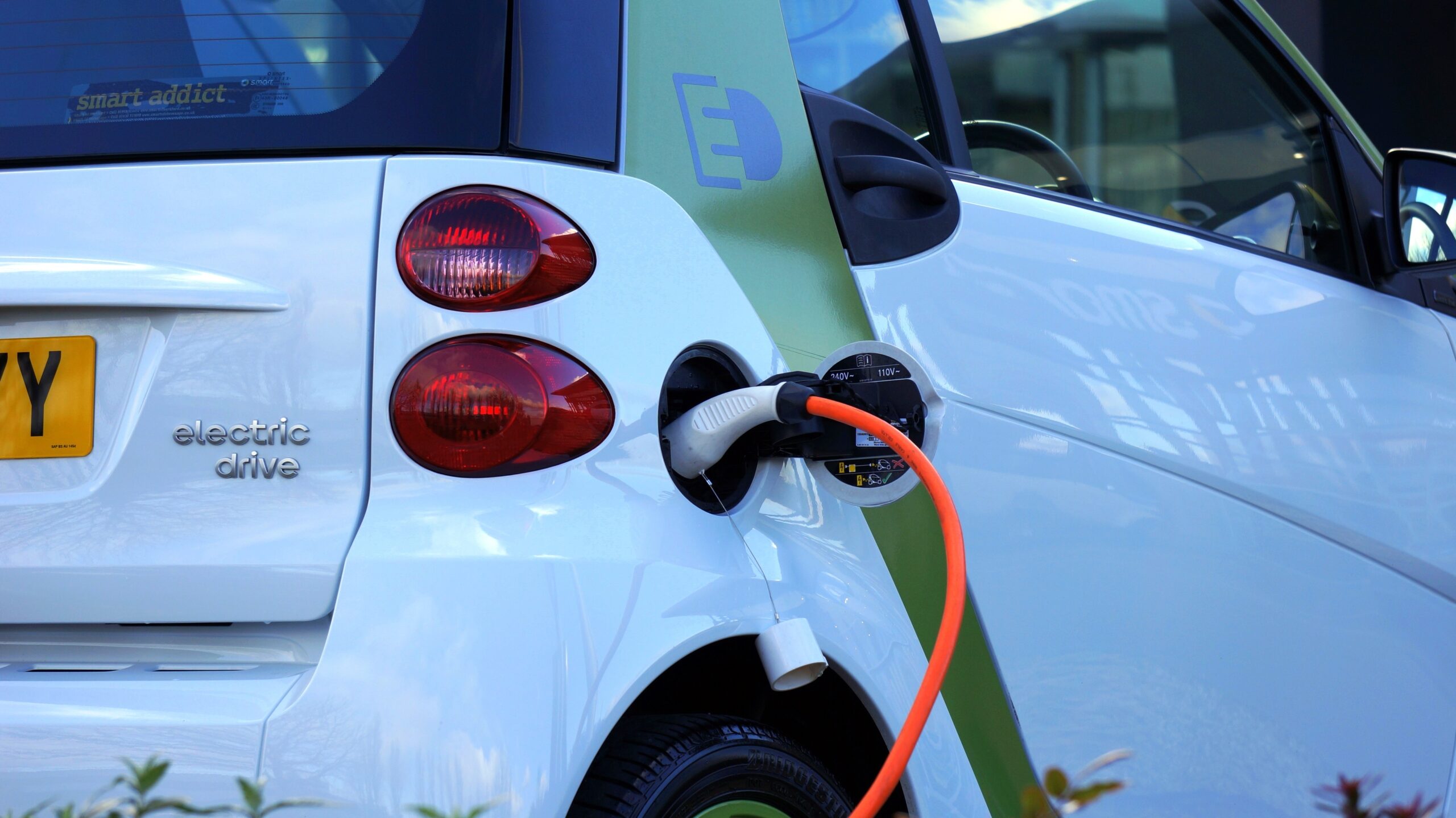 Hybrid Servicing and Charging Station